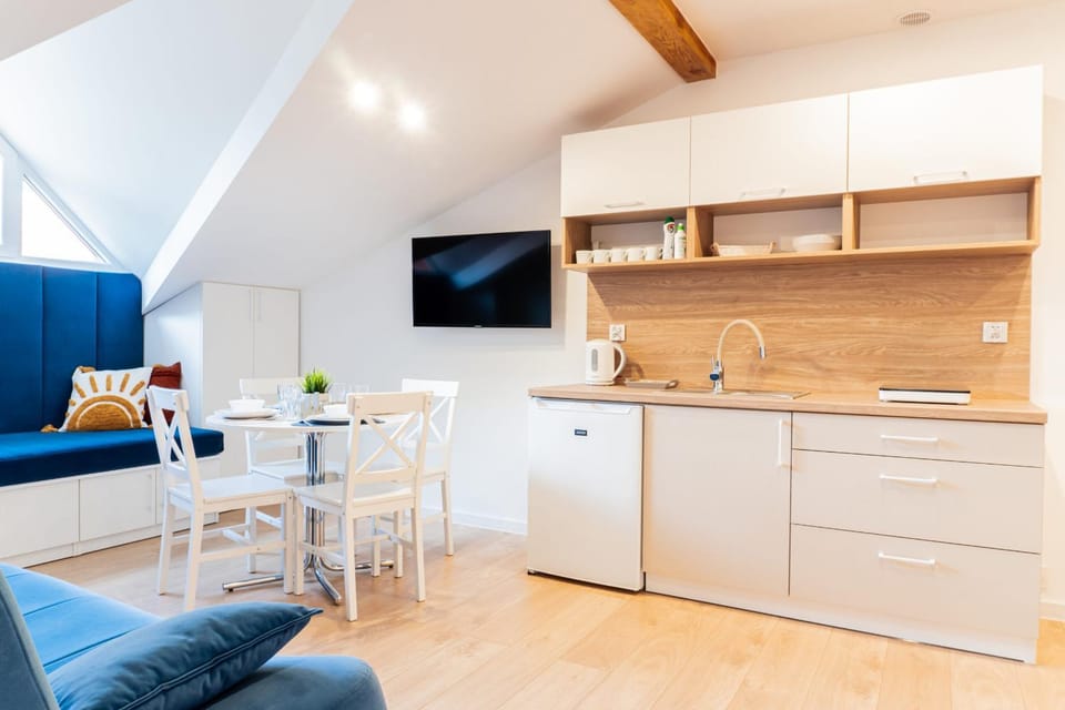 TV and multimedia, Kitchen or kitchenette, Living room, Seating area, Dining area