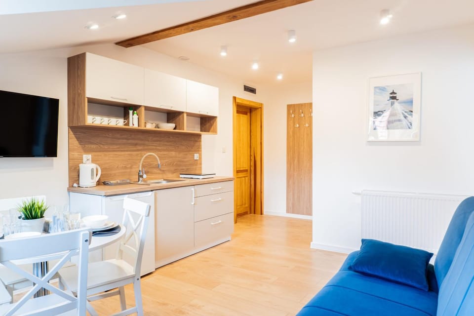 TV and multimedia, Kitchen or kitchenette, Living room, Seating area, Dining area, stove