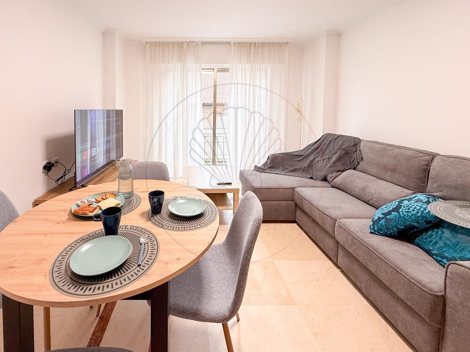 TV and multimedia, Living room, Seating area, Dining area