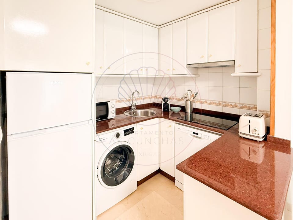 Kitchen or kitchenette, dishwasher, minibar, stove, toaster, washing machine