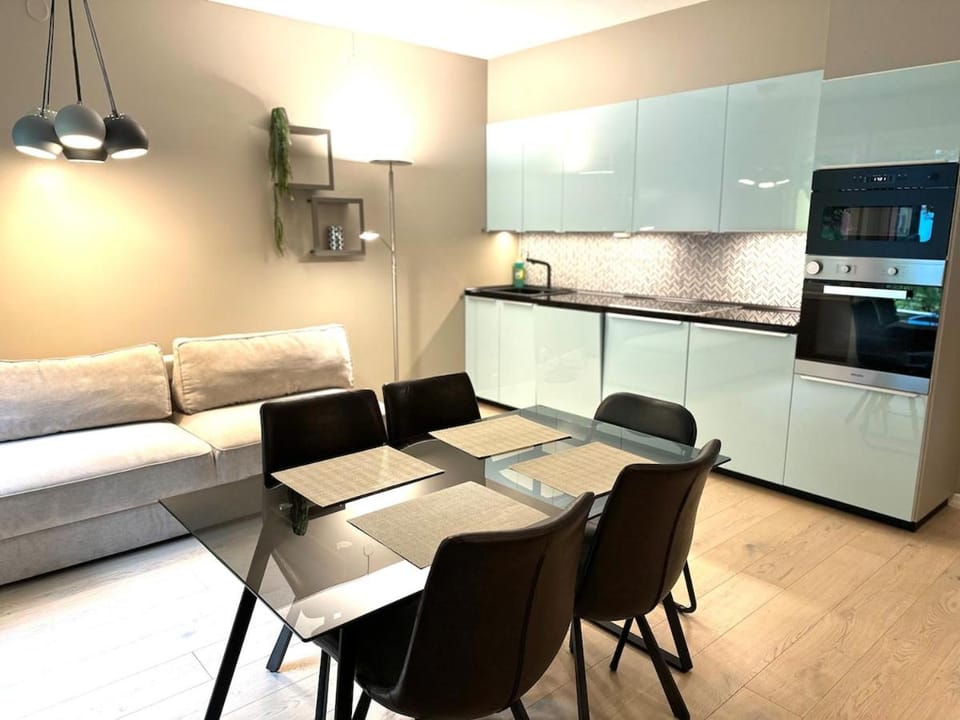 Kitchen or kitchenette, Seating area, dishwasher, microwave, stove