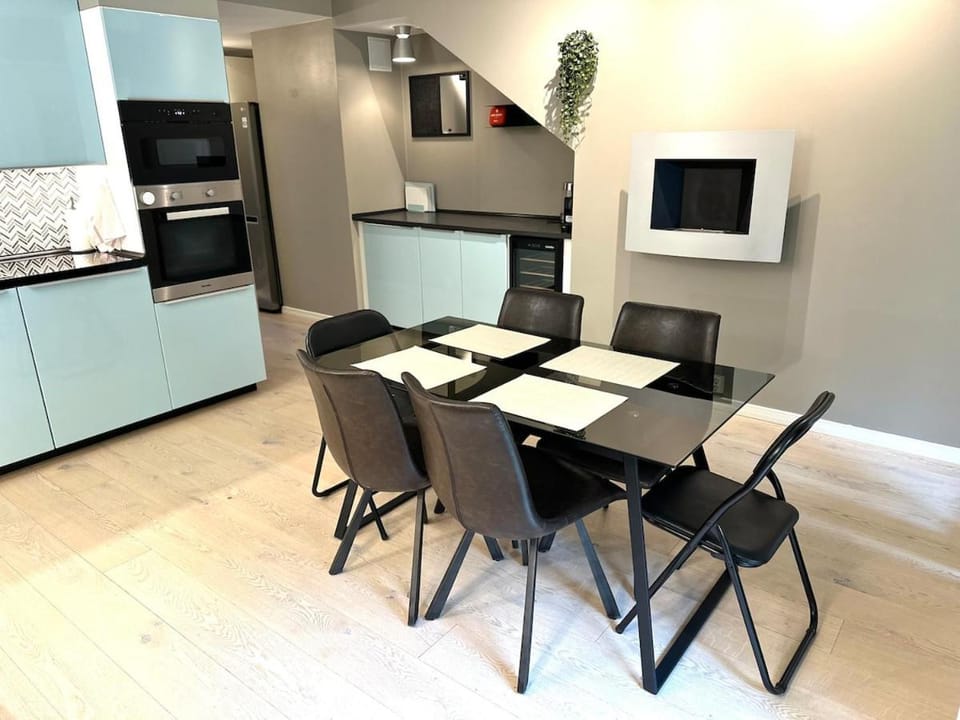 Kitchen or kitchenette, Seating area