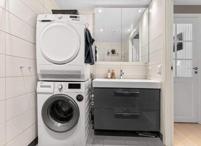 Shower, Bathroom, washing machine, dryer