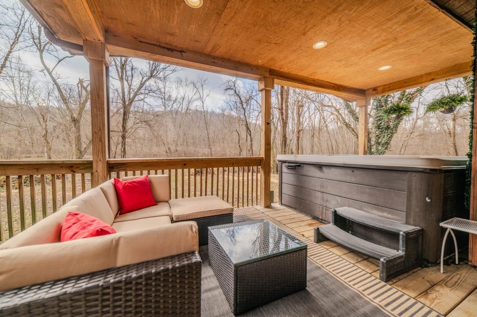 Secluded Retreat Creek View Hot Tub Heart of Hocking Hills Apartment in Ohio