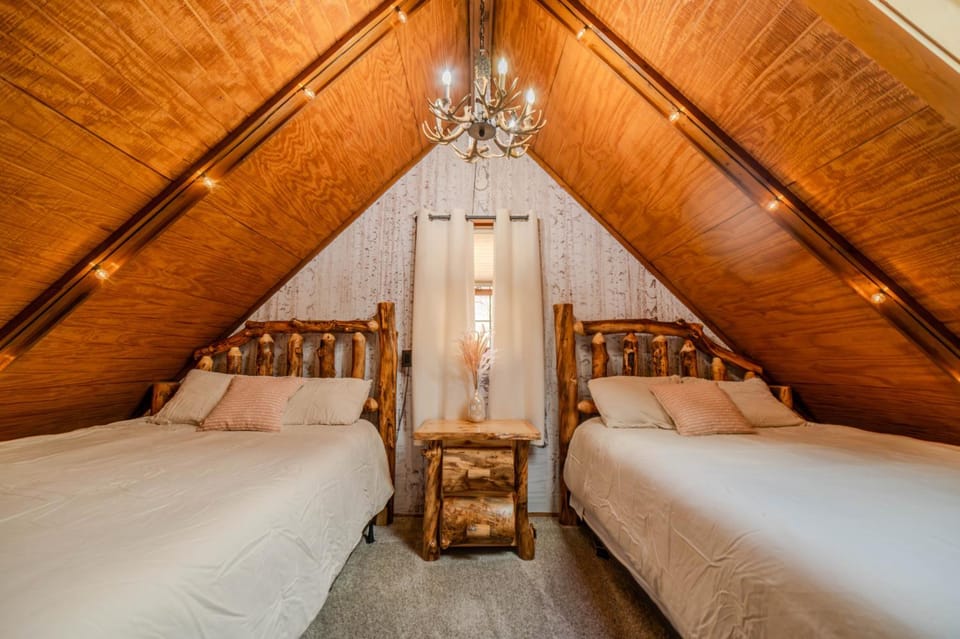 Bed, Photo of the whole room, Decorative detail, Bedroom