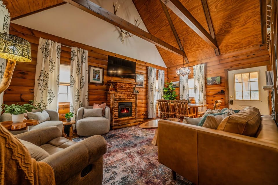 Secluded Retreat Creek View Hot Tub Heart of Hocking Hills Apartment in Ohio