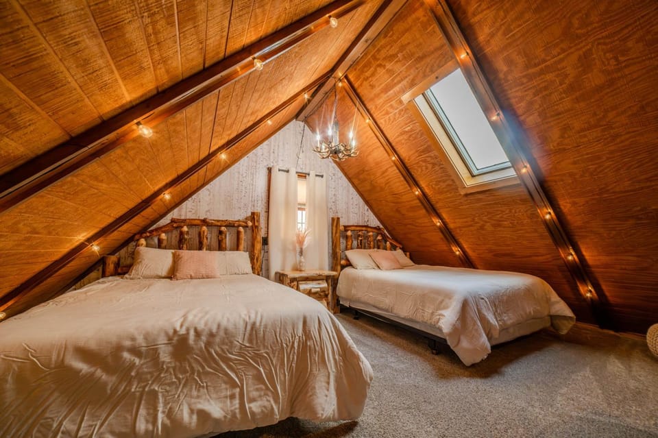 Bed, Decorative detail, Bedroom