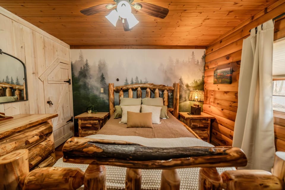 Secluded Retreat Creek View Hot Tub Heart of Hocking Hills Apartment in Ohio