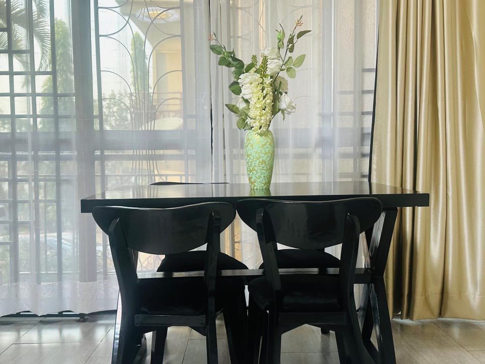 A&R Executive 2bdrm Apt with WIFI Power backup and Free Parking Apartment in Kampala