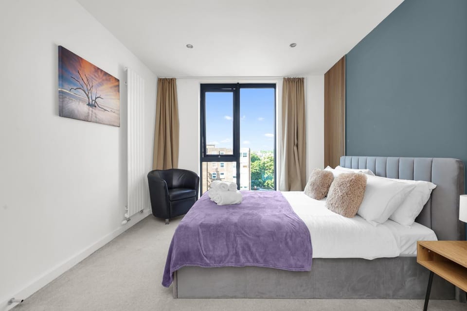 Bed, TV and multimedia, Living room, Photo of the whole room, Seating area, Bedroom, towels
