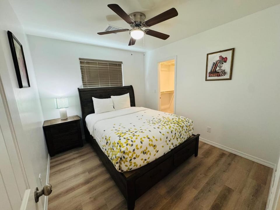 Prime Location Near Hospital & Restaurants House in Kingman