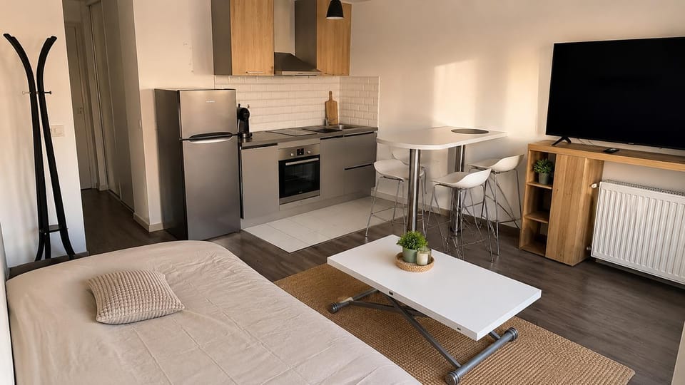 Communal lounge/ TV room, Bed, TV and multimedia, Living room, Photo of the whole room, Seating area, Dining area, Bedroom, oven, stove