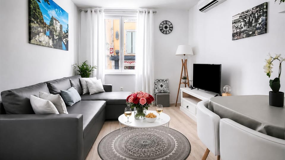 Communal lounge/ TV room, TV and multimedia, Seating area, Dining area