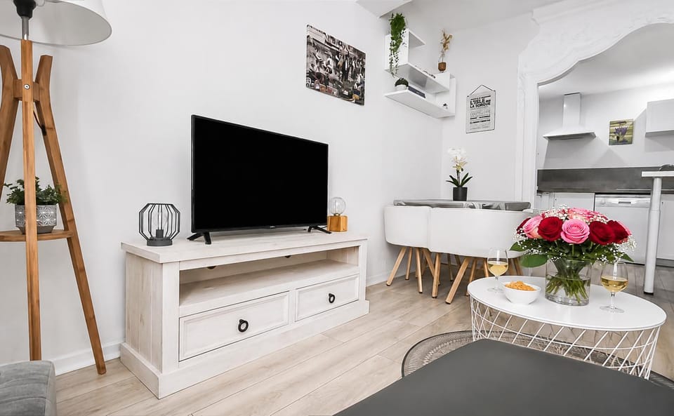 Communal lounge/ TV room, TV and multimedia, Dining area