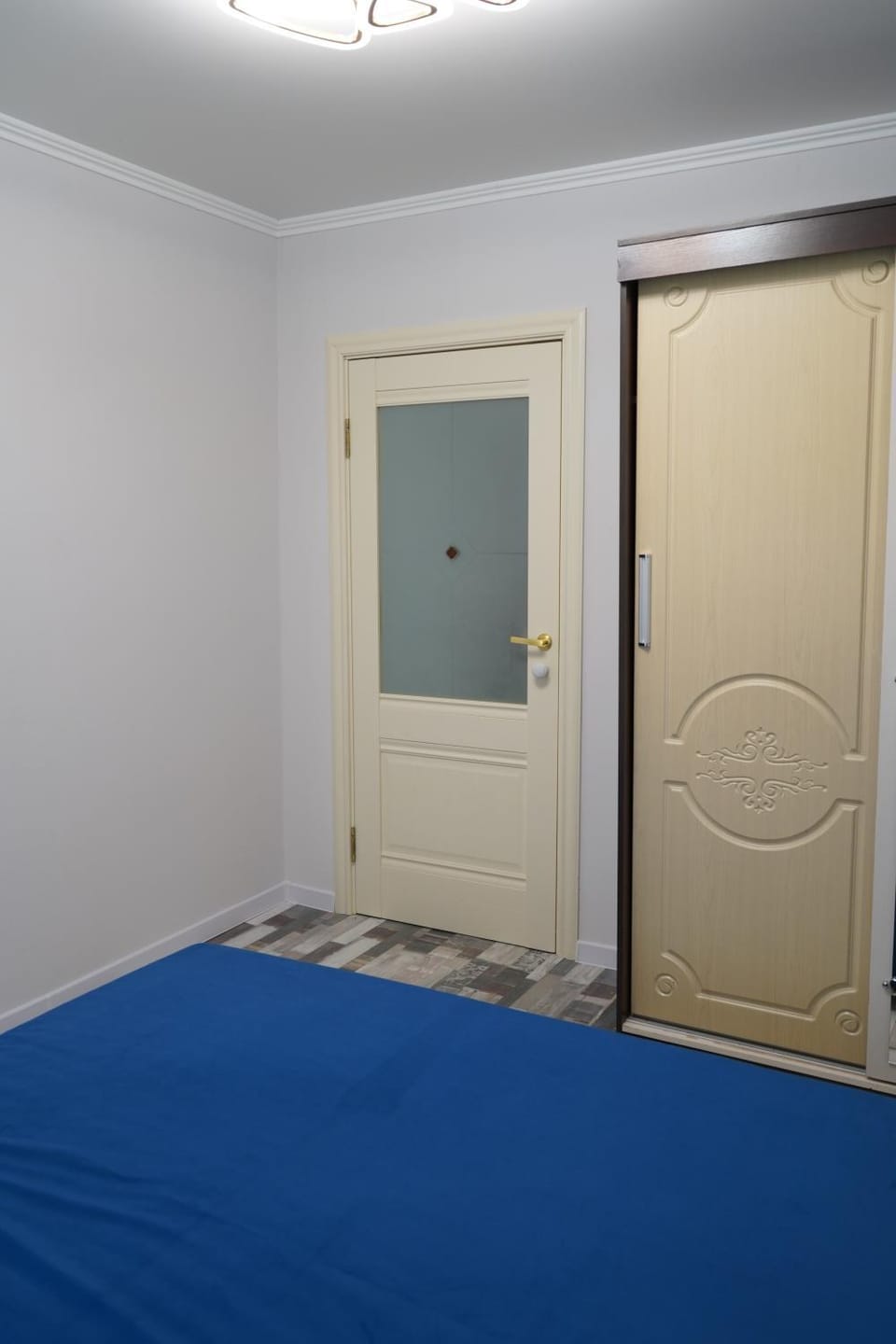 Bedroom, towels, wardrobe