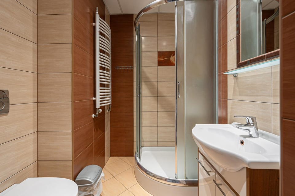 Shower, Toilet, Bathroom, towels