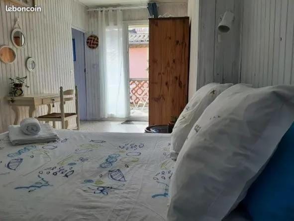 Photo of the whole room, Bedroom, towels
