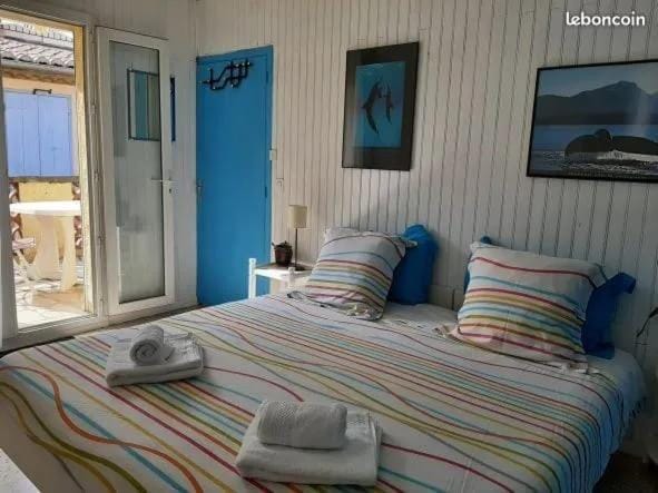 Photo of the whole room, Bedroom, towels, air conditioner