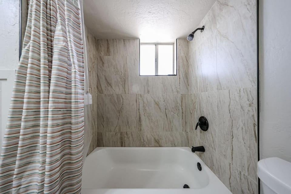 #5 Sunny Midtown Skyline Cool Comfy Affordable Apartment in Phoenix