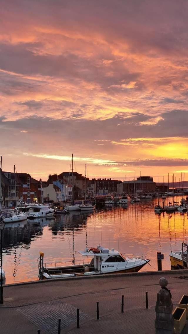 The Captains Quarter - Sleeps7 - 2 Minutes From Weymouth Beach - Fast WiFi - Smart Tv - Stunning Cosy Decor Apartment in Weymouth