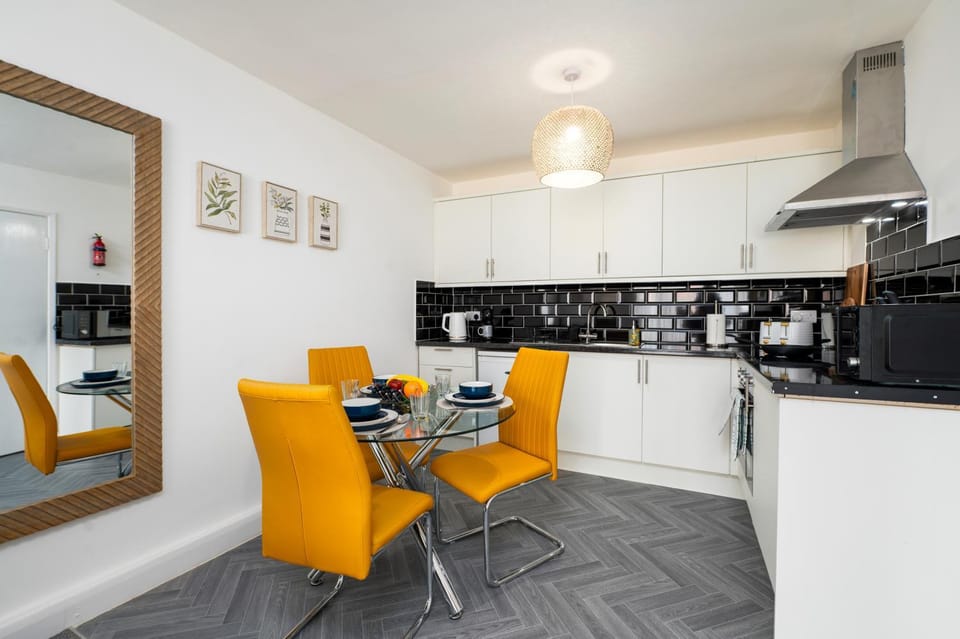 Stunning Bungalow Apartment - 3-4 beds - Parking Apartment in West Lindsey District