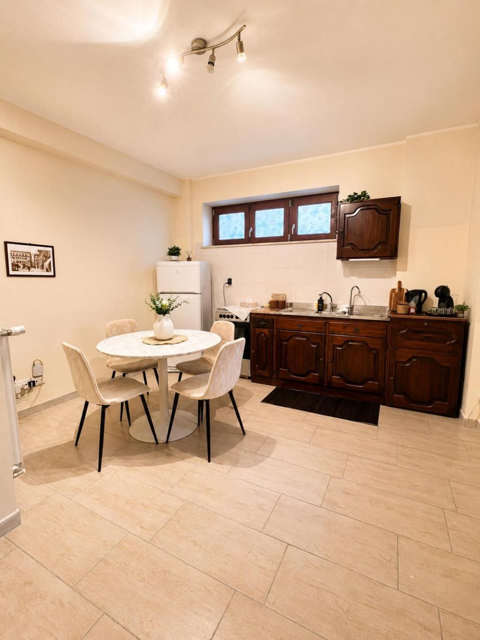 Kitchen or kitchenette, Dining area