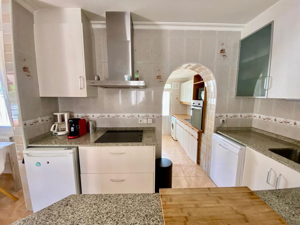 Coffee/tea facilities, dishwasher, flat iron, microwave, oven, washing machine, kitchen