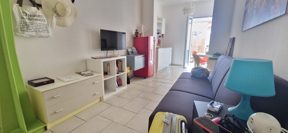 TV and multimedia, Kitchen or kitchenette, Living room, Seating area