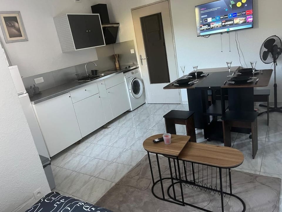 TV and multimedia, Kitchen or kitchenette, Living room, Dining area, stove, washing machine