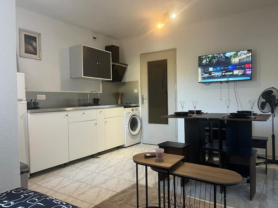 TV and multimedia, Kitchen or kitchenette, dishwasher, fireplace