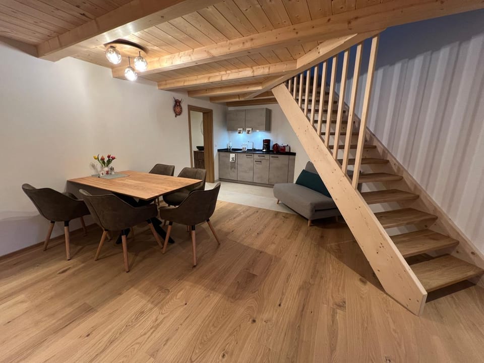 Seating area, Dining area