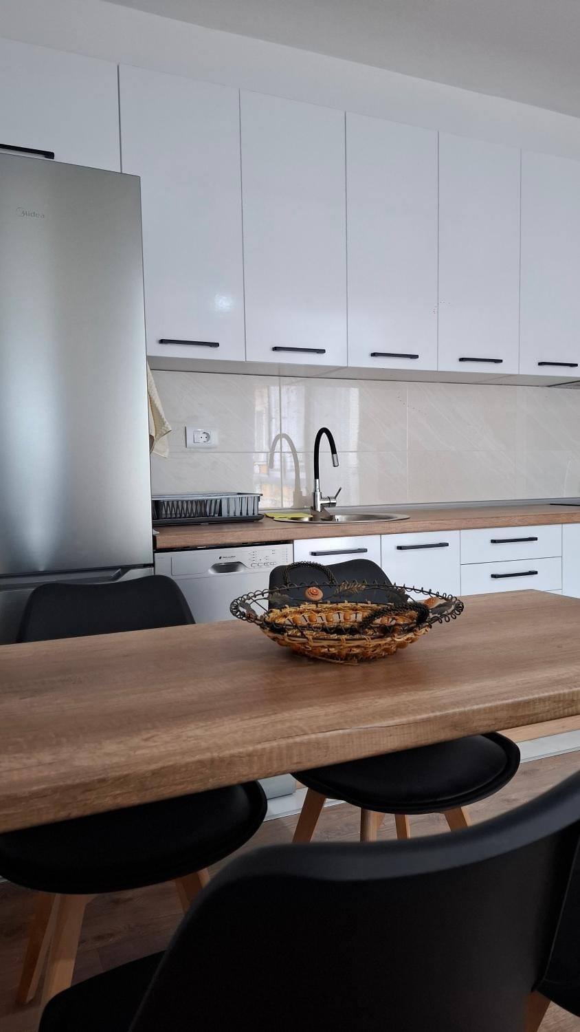 Kitchen or kitchenette, Dining area