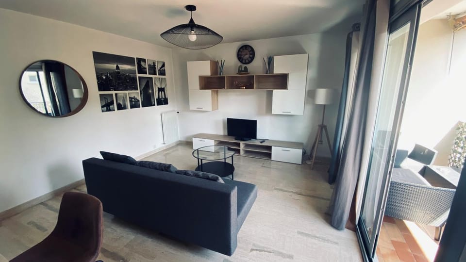 Grand appartement 2 pièces avec terrasse et parking Apartment in Mougins