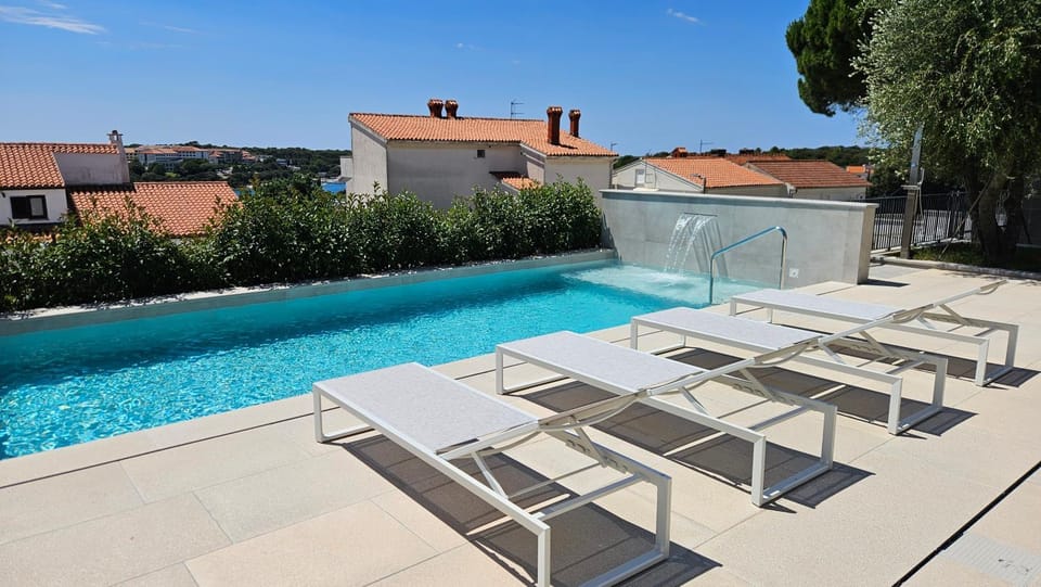 Day, Swimming pool, sunbed