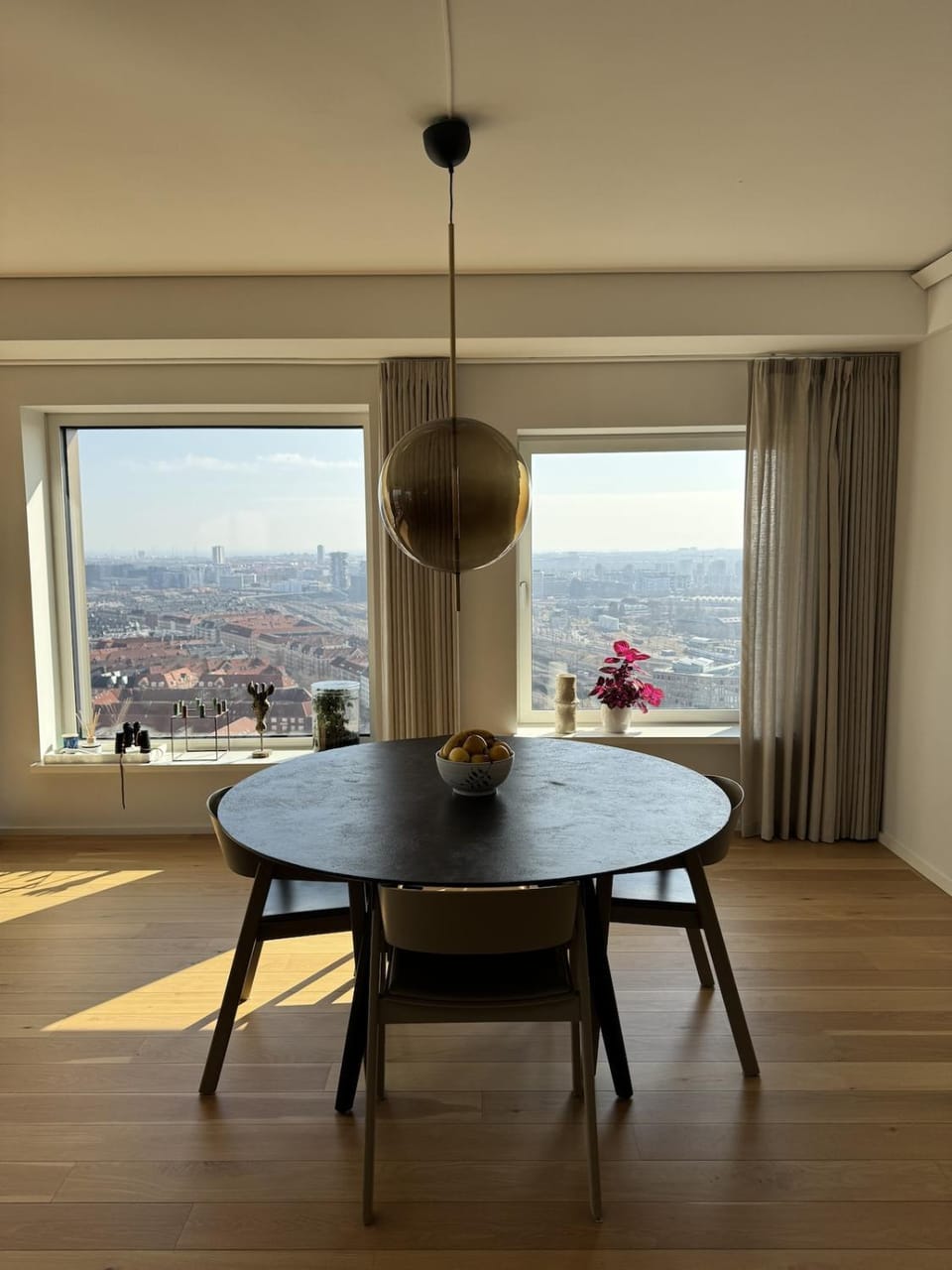 View (from property/room), Dining area, City view
