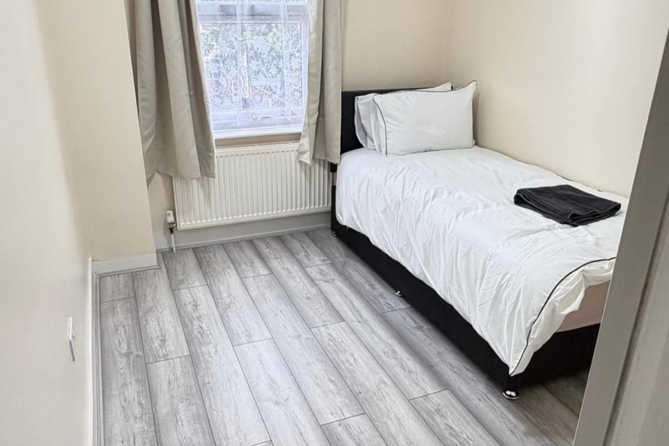 3 Bed House Long Stays Fast Wi-Fi & Parking House in Bedford