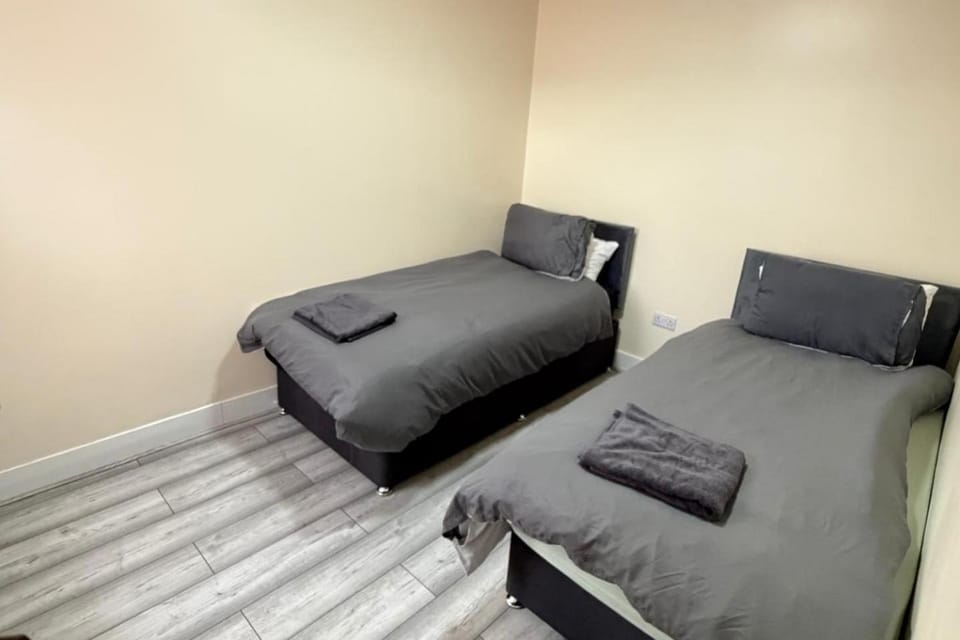 3 Bed House Long Stays Fast Wi-Fi & Parking House in Bedford