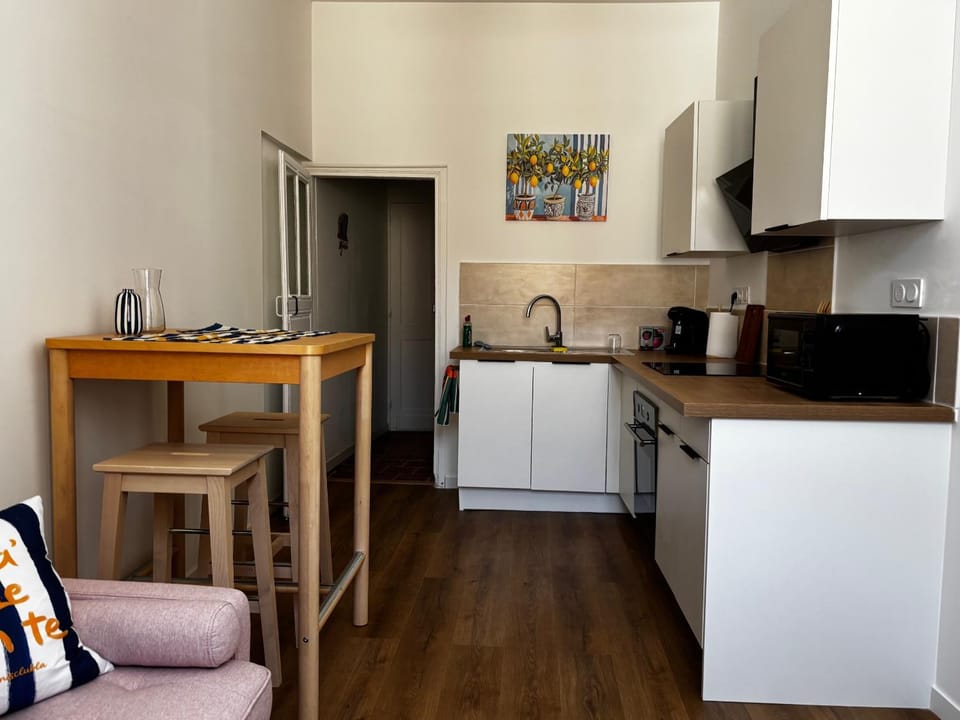 Kitchen or kitchenette, Dining area, oven, stove
