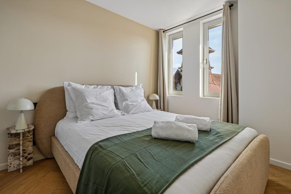 Bed, Photo of the whole room, Bedroom, towels