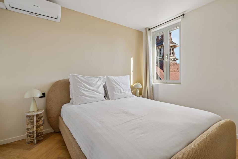 Photo of the whole room, Bedroom