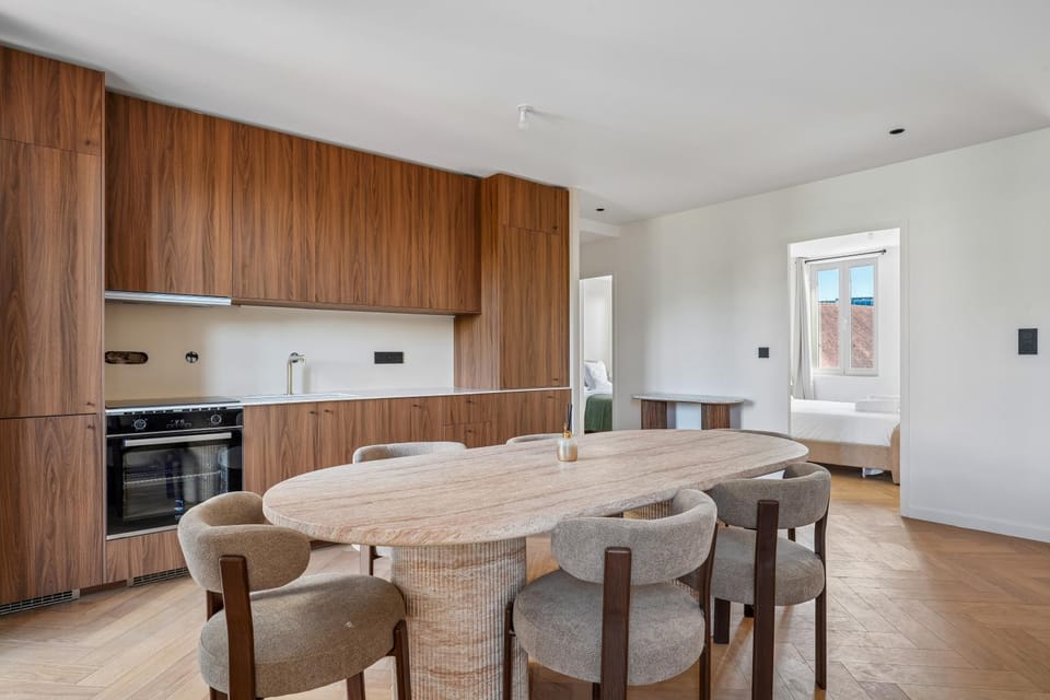 Kitchen or kitchenette, Living room, Seating area, Dining area, stove