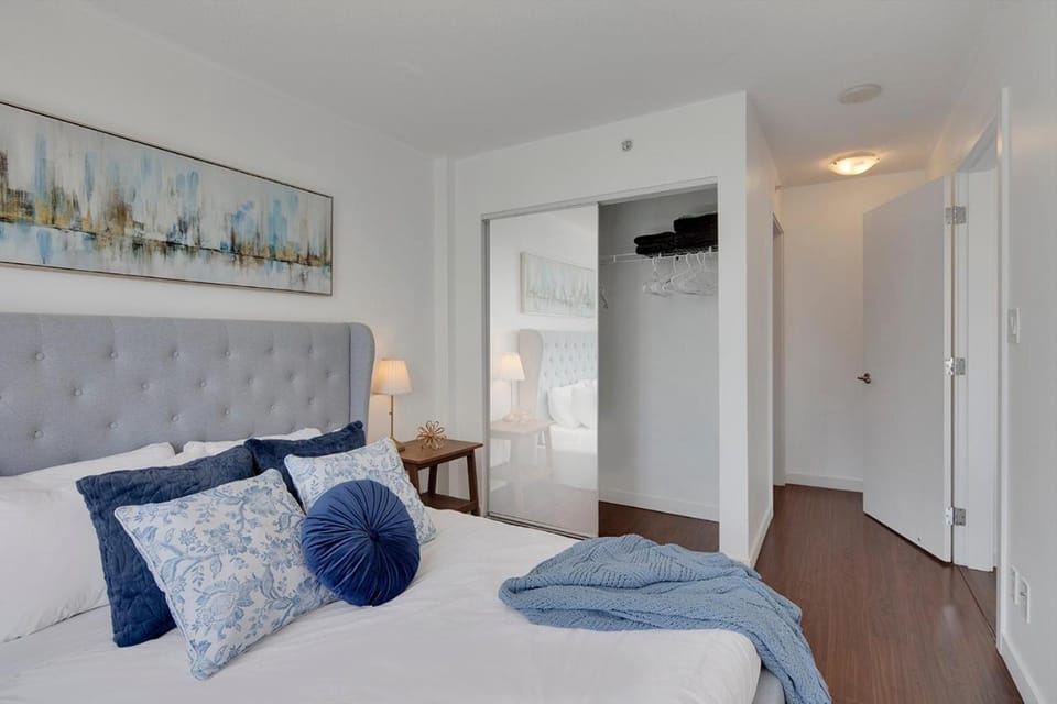 Modern Luxury 2BR Residence in The Downtown Core! Prime Location Apartment in Vancouver