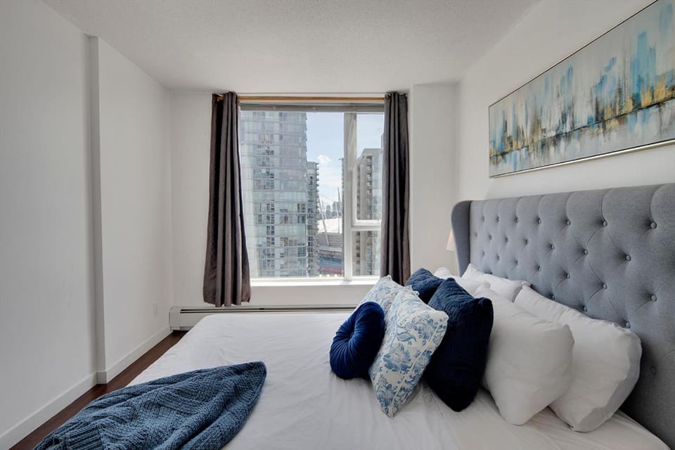 Modern Luxury 2BR Residence in The Downtown Core! Prime Location Apartment in Vancouver
