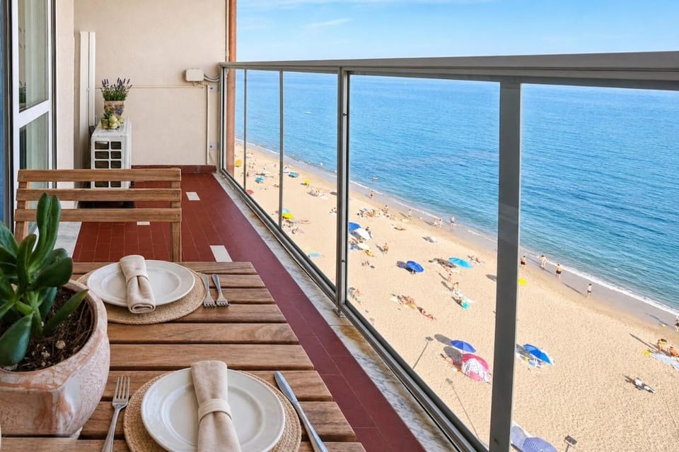 -Luxury Sea View Apartment- Beachfront Escape Apartment in Savona