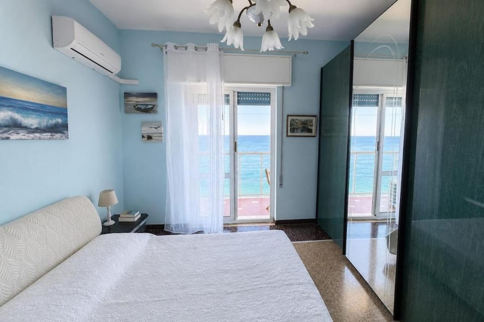 -Luxury Sea View Apartment- Beachfront Escape Apartment in Savona