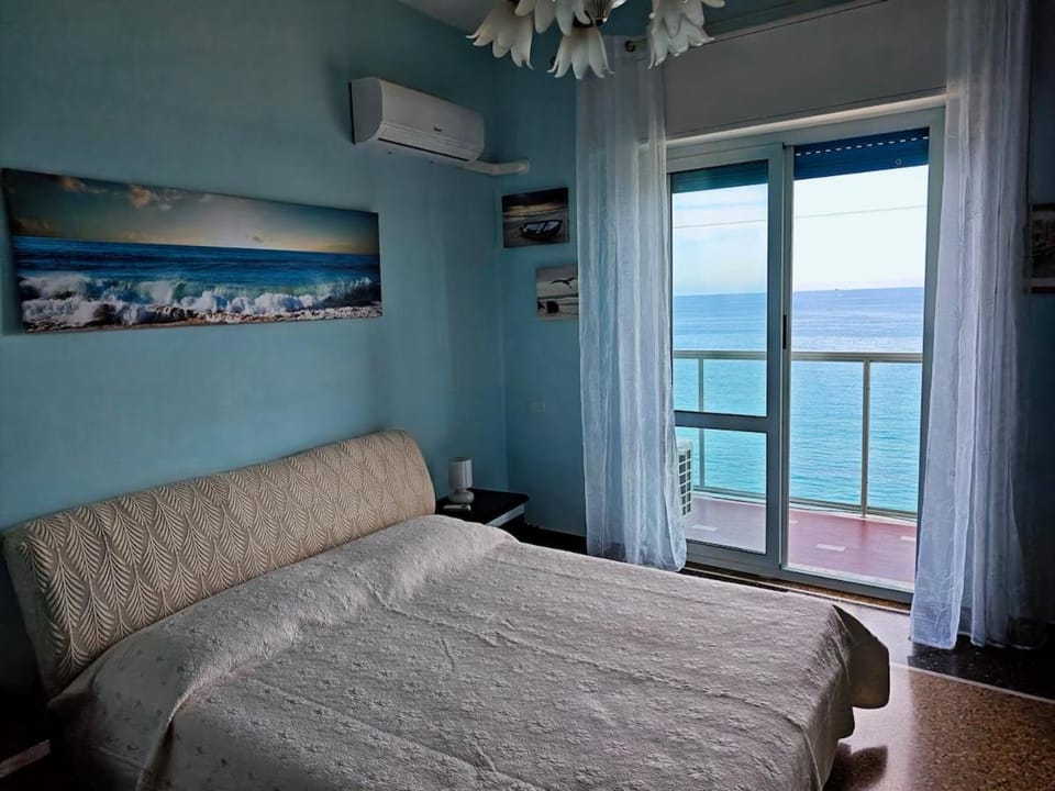 -Luxury Sea View Apartment- Beachfront Escape Apartment in Savona