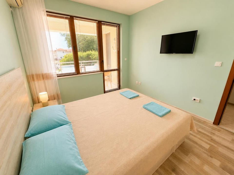 Day, TV and multimedia, Bedroom, air conditioner