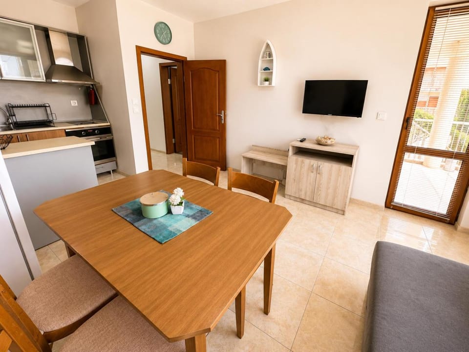 Day, TV and multimedia, Living room, kitchen