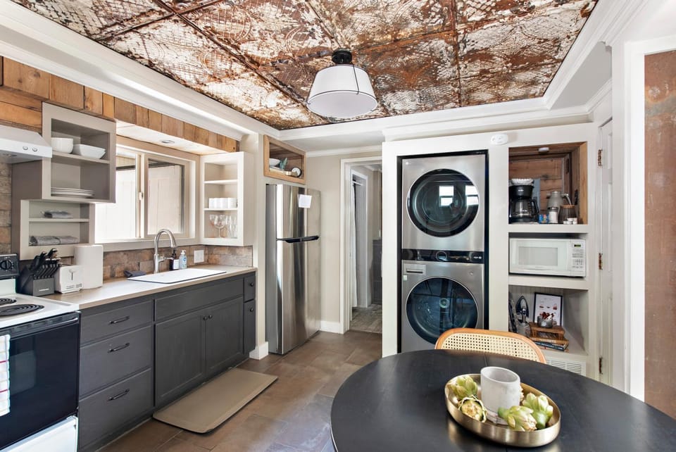 Coffee/tea facilities, Kitchen or kitchenette, Decorative detail, Dining area, microwave, washing machine, dryer