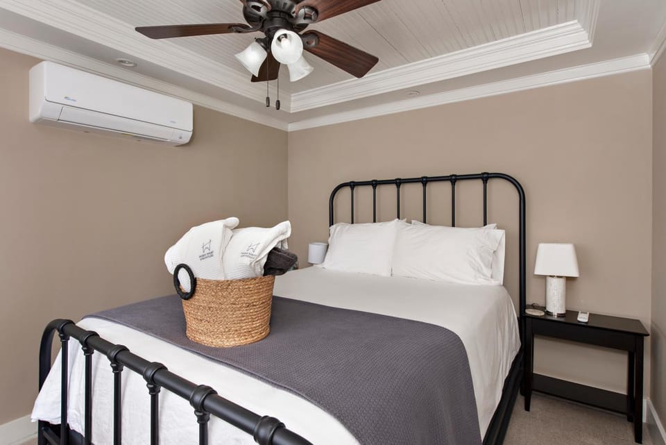 Bed, Bedroom, air conditioner